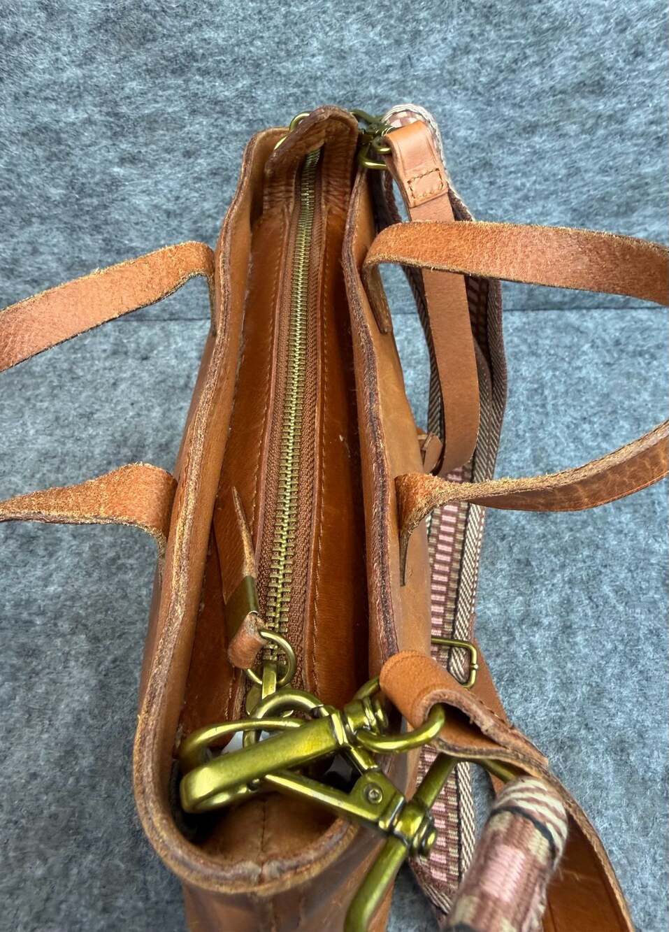 Madewell The Zip-Top Transport Crossbody Bag in English Saddle Leather - Picture 3 of 8